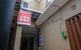 RedDoorz Syariah near Stasiun Gubeng 2